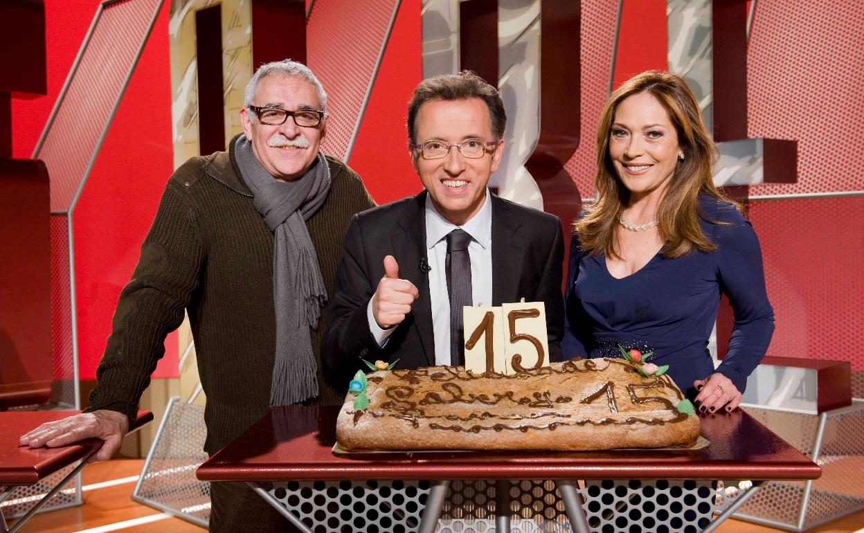 Juanjo Cardenal junto con Pilar Vázquez y Jordi Hurtado en el 15 aniversario del programa.