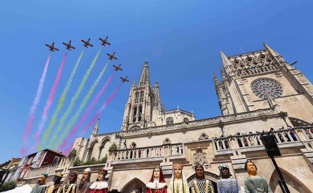 La Patrulla Águila sobrevolando la Catedral de Burgos. 