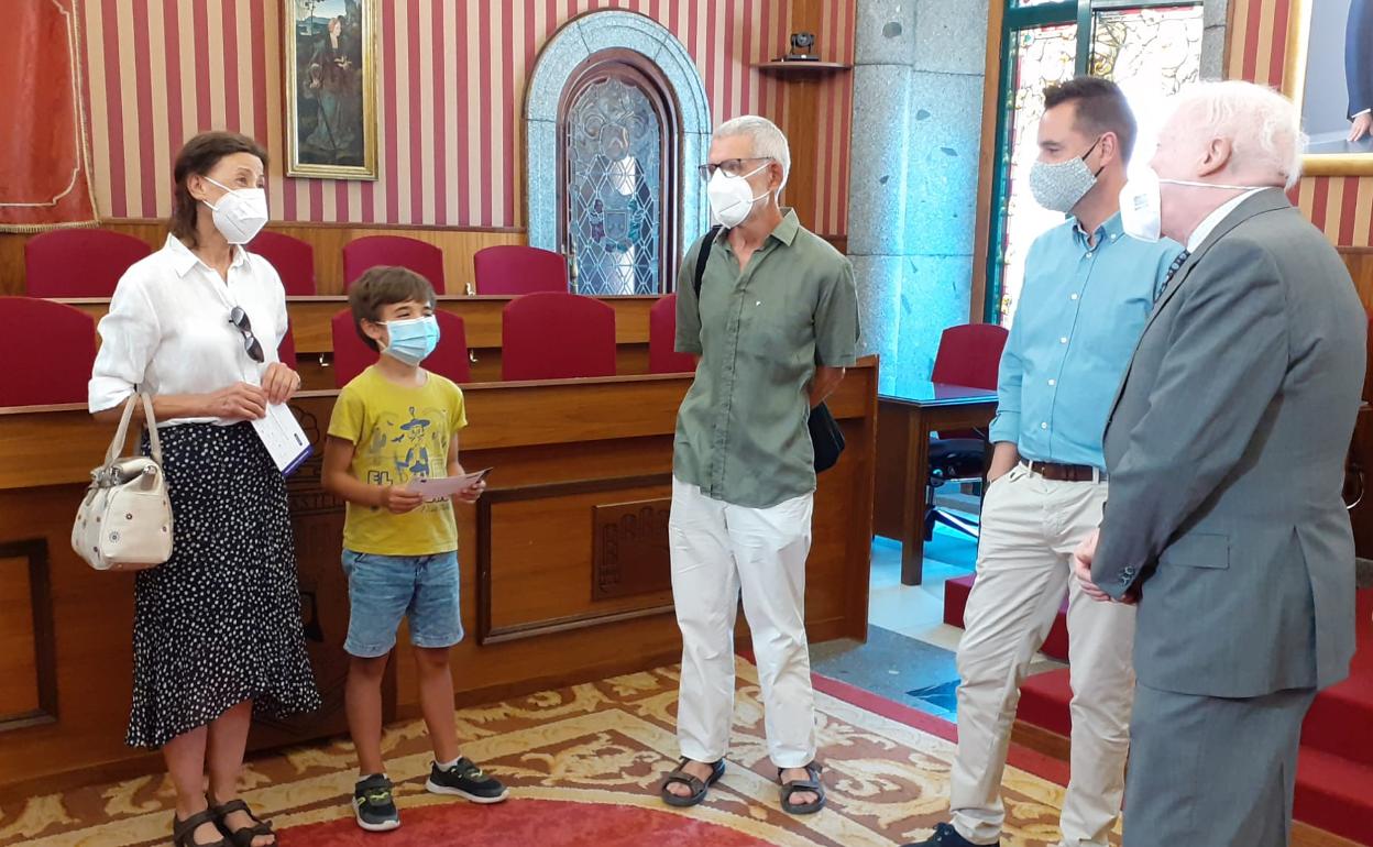 Una búsqueda agónica de entradas para ver cantar a su nieto con final feliz