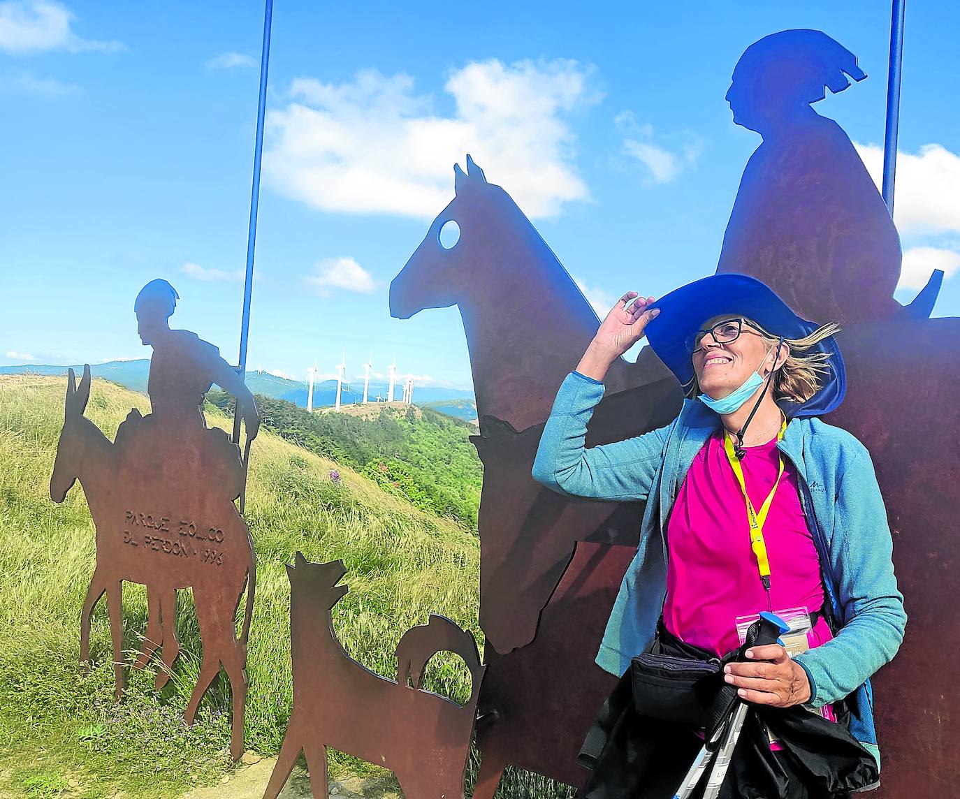 Una caminante posa junto a Don Quijote y Sancho. 