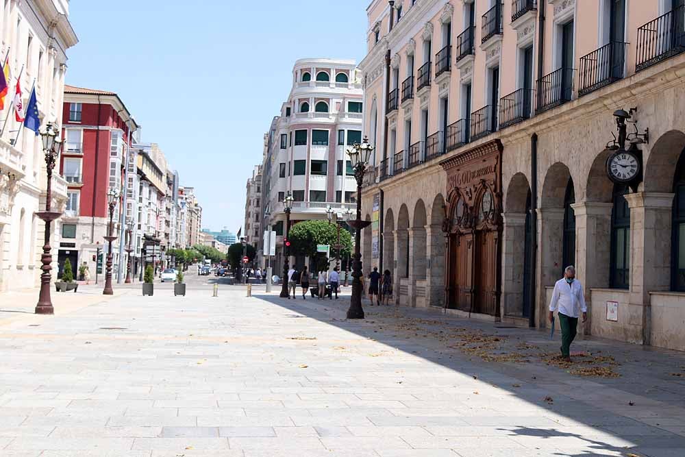 Fotos: Los burgaleses se refugian del calor en sombras y terrazas