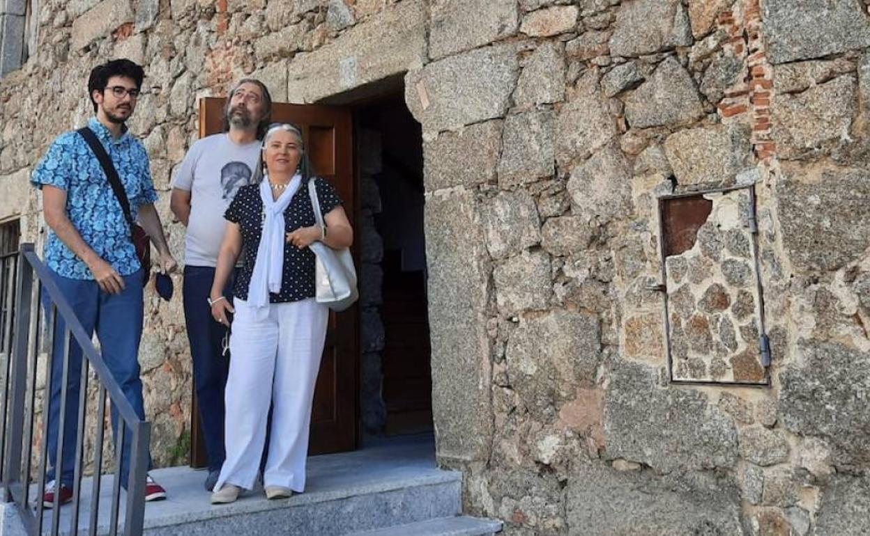 El virólogo Adolfo García Sastre, junto a su mujer y su hijo, en la puerta del museo judío David Melul de Béjar.