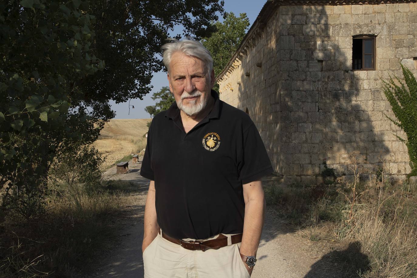 Paolo Caucci von Saucken, fundador del albergue de peregrinos de Puente Fitero, una ermita del siglo XIII, antiguo hospital de peregrinos. 