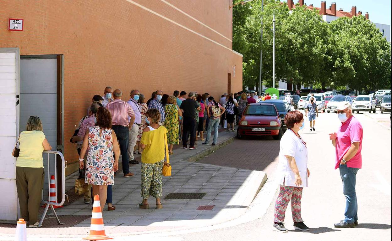 Colas para vacunarse en el polideportivo de la UBU.