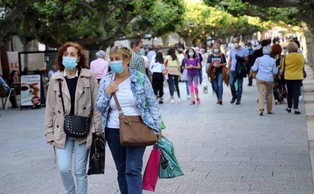 Personas paseando con mascarilla por el centro de Burgos.