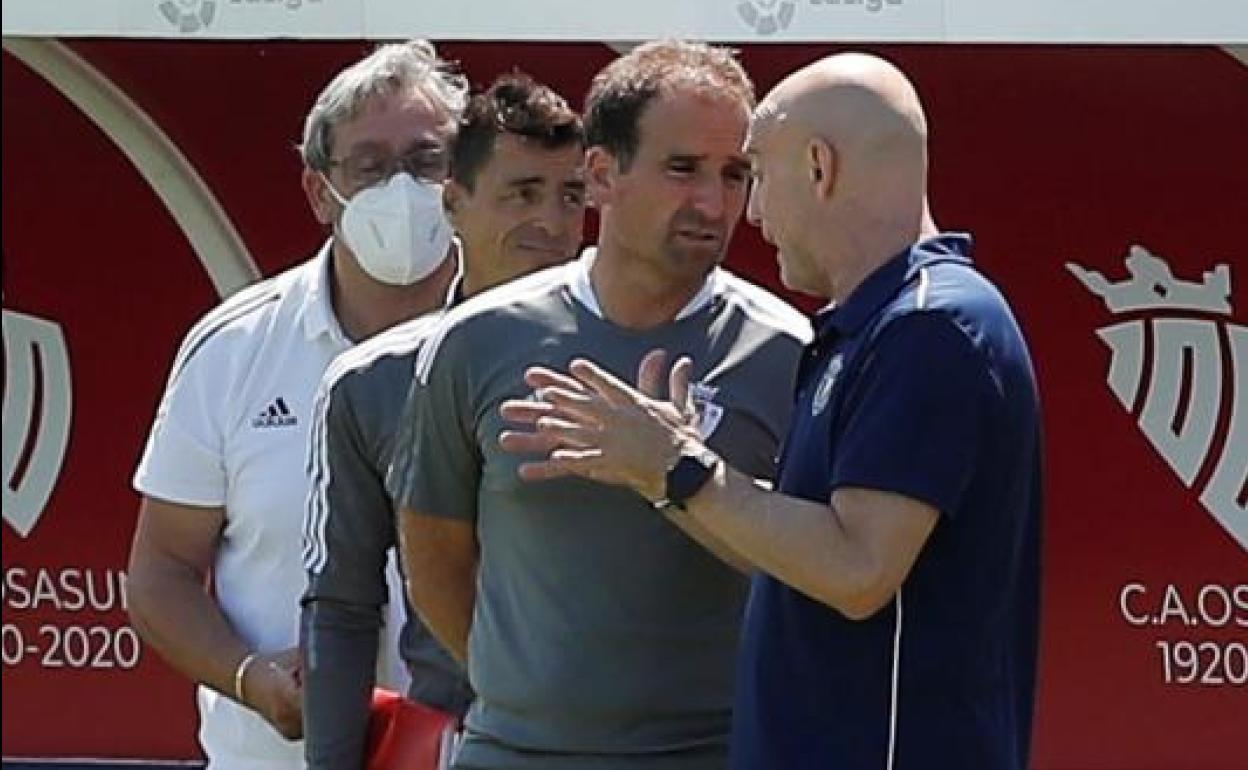 Calero, a la derecha, charla con el entrenador de Osasuna, Jagoba Arrasate.