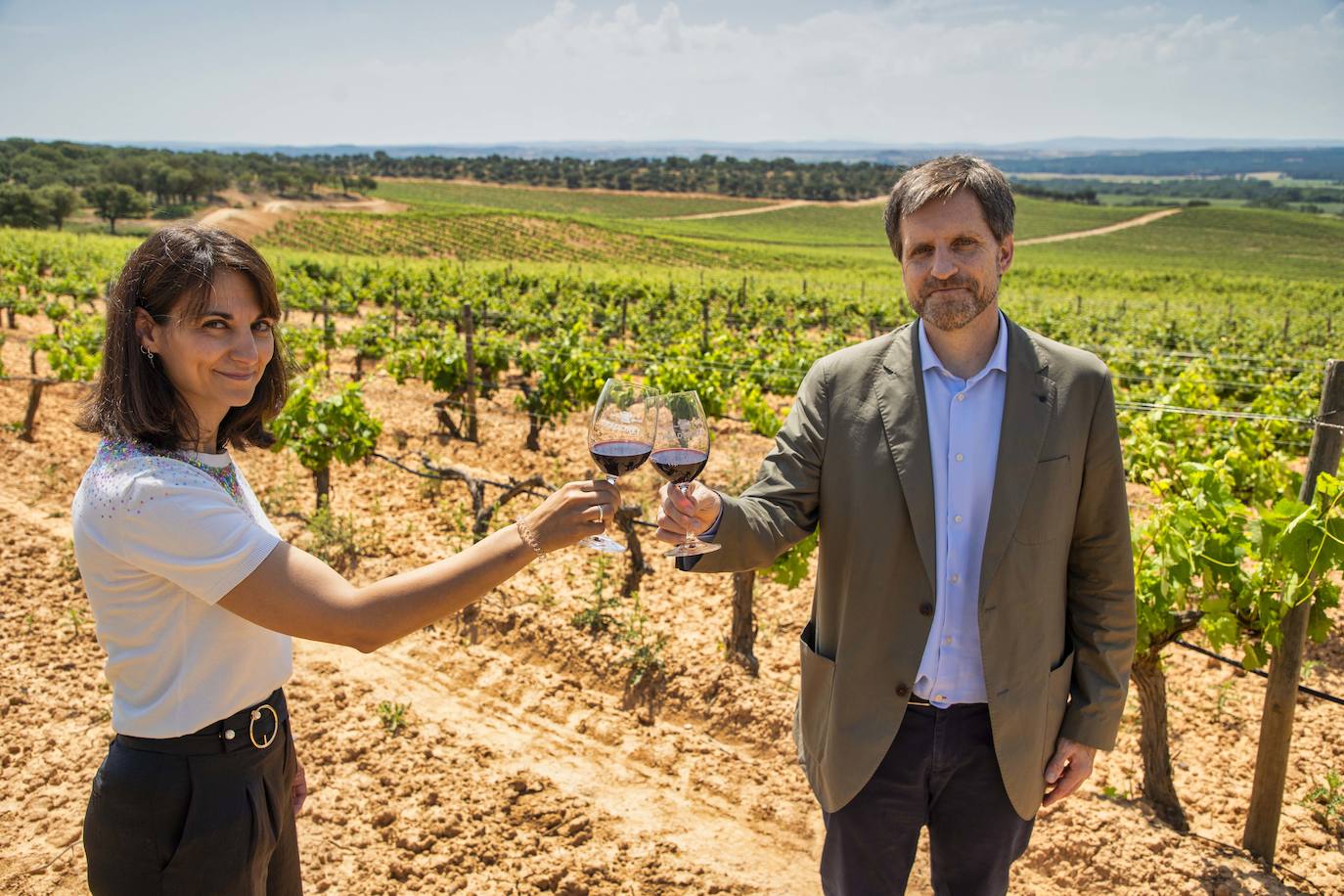 El director general de Prado Rey, Fernando Rodríguez de Rivera, y Pilar Moretón, responsable de I+D+i de la bodega, en uno de los viñedos de la marca. 