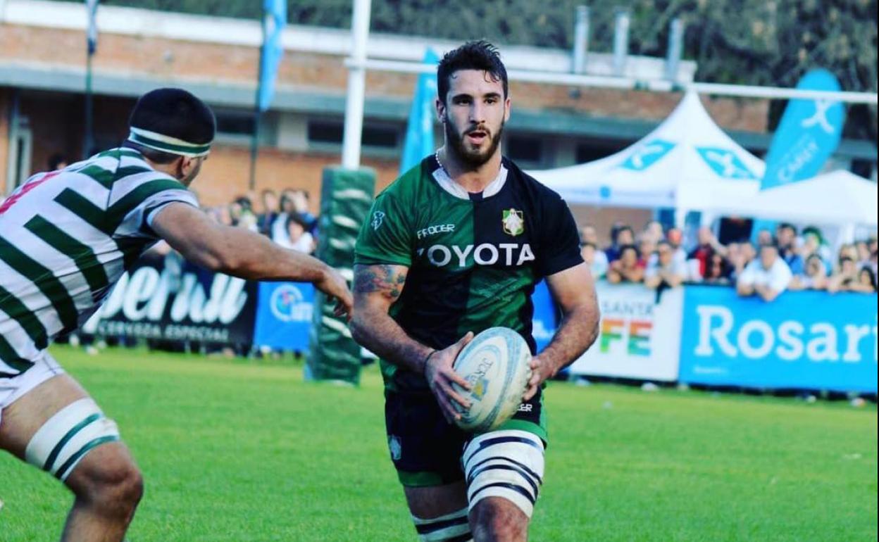 Sacovechi llevando el oval con la camiseta del Duendes. 