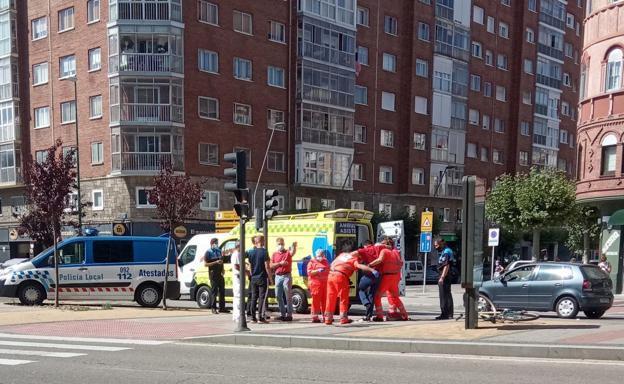 Herido un ciclista tras chocar con una furgoneta en la Plaza del Rey