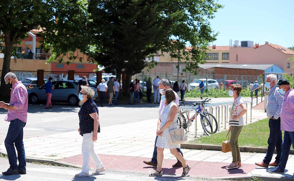 Colas de vacunación en el polideportivo de la UBU.