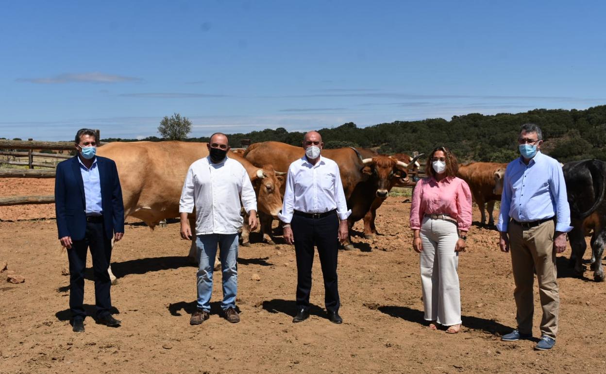 El consejero en una explotación leonesa beneficiaria de ayudas a través de un grupo de acción local. 