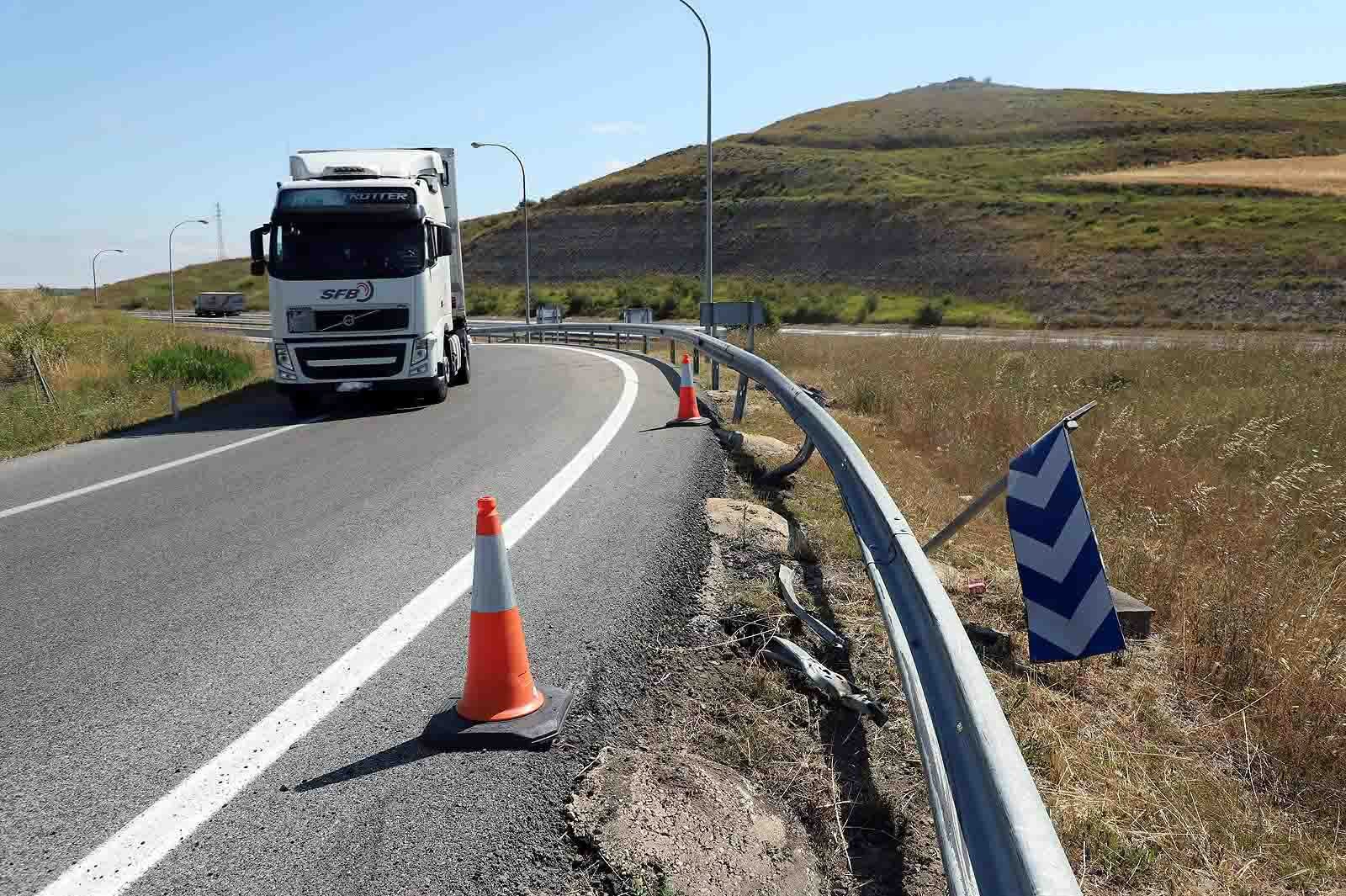 Dos fallecidos y un herido grave en un accidente de tráfico en la AP-1