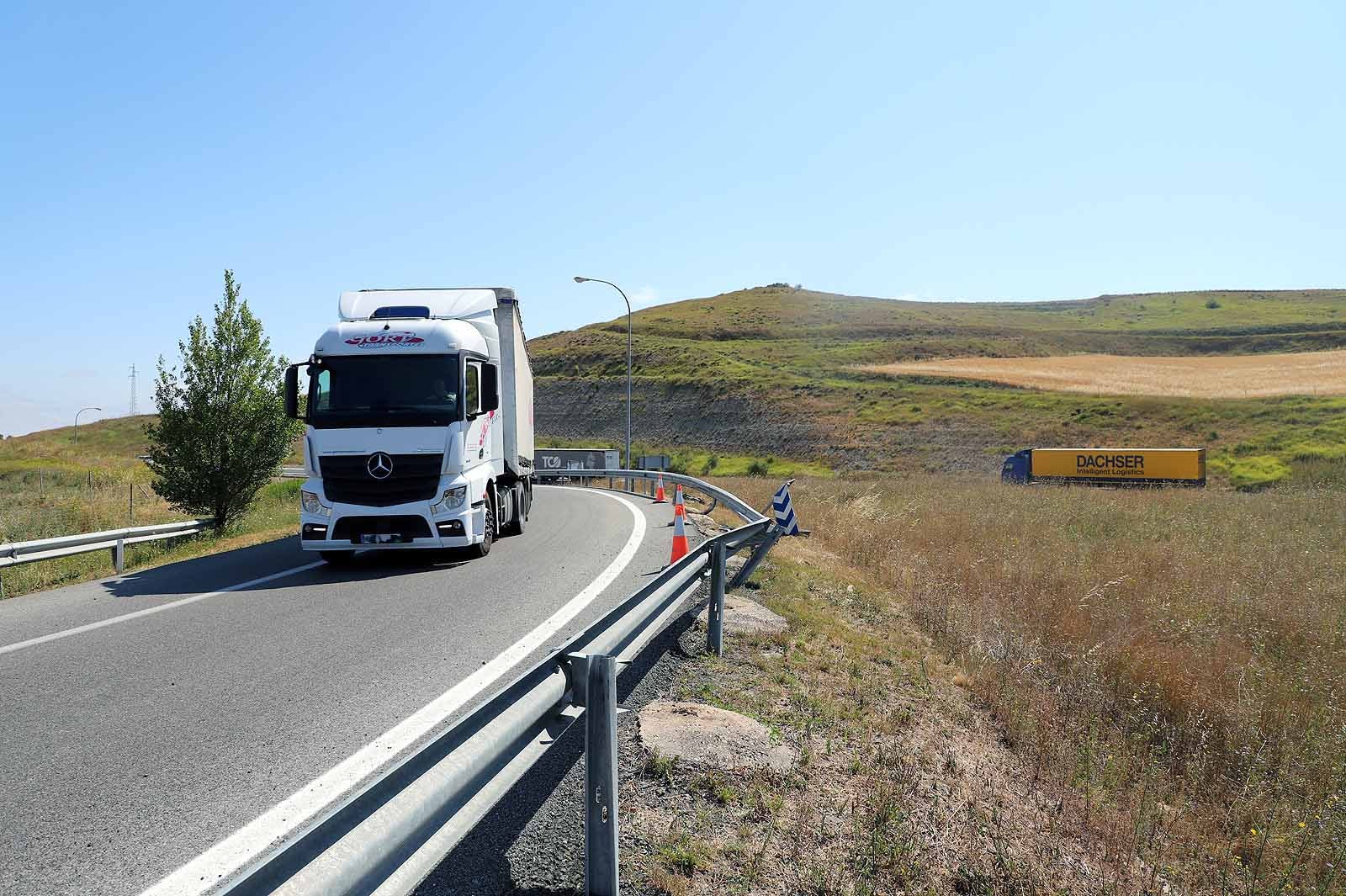 Dos fallecidos y un herido grave en un accidente de tráfico en la AP-1