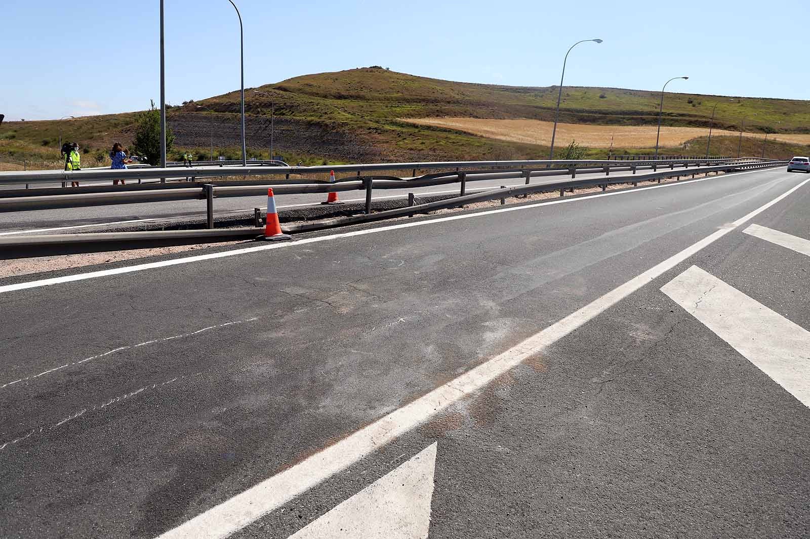 Dos fallecidos y un herido grave en un accidente de tráfico en la AP-1