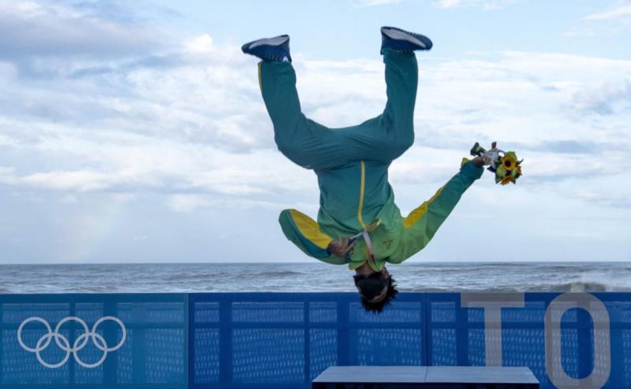 Italo Ferreira celebra con una voltereta su oro en surf.