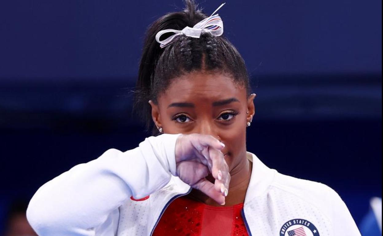 Simone Biles, emocionada en la final por equipos que tuvo que abandonar. 