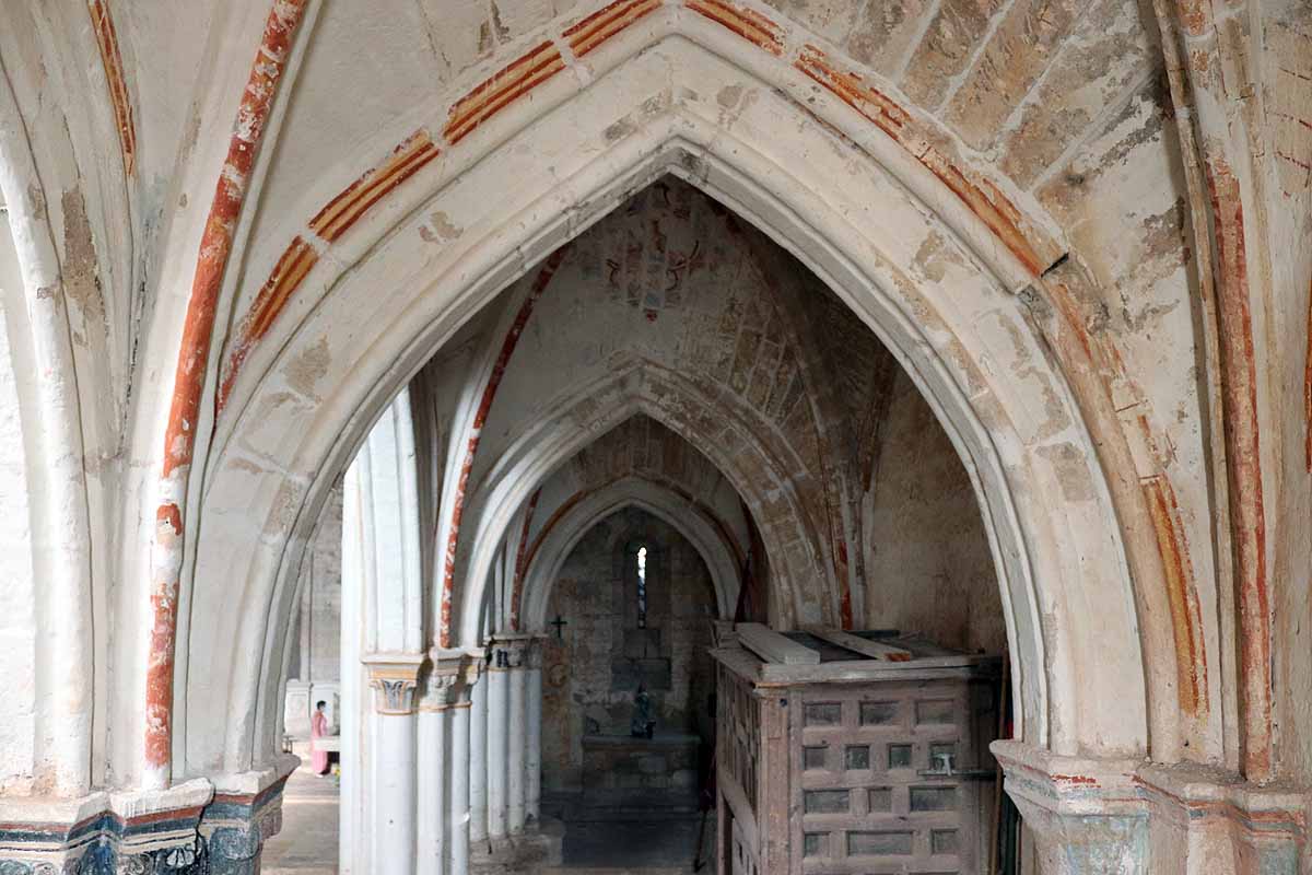 Interior iglesia de Villamorón.