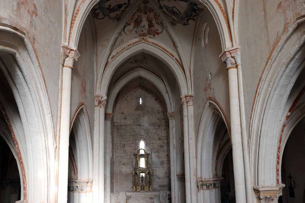 Interior iglesia de Villamorón.