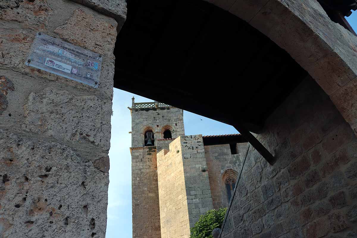 Arco Conjuradero e iglesia de Villegas.