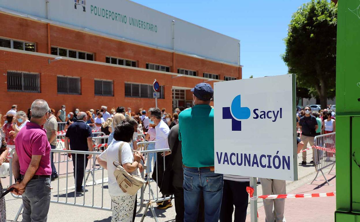 Colas en el punto de vacunación del polideportivo de la UBU.