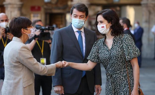 Imagen principal - Abucheos a Sánchez y aplausos al Rey a su llegada a la Plaza Mayor de Salamanca