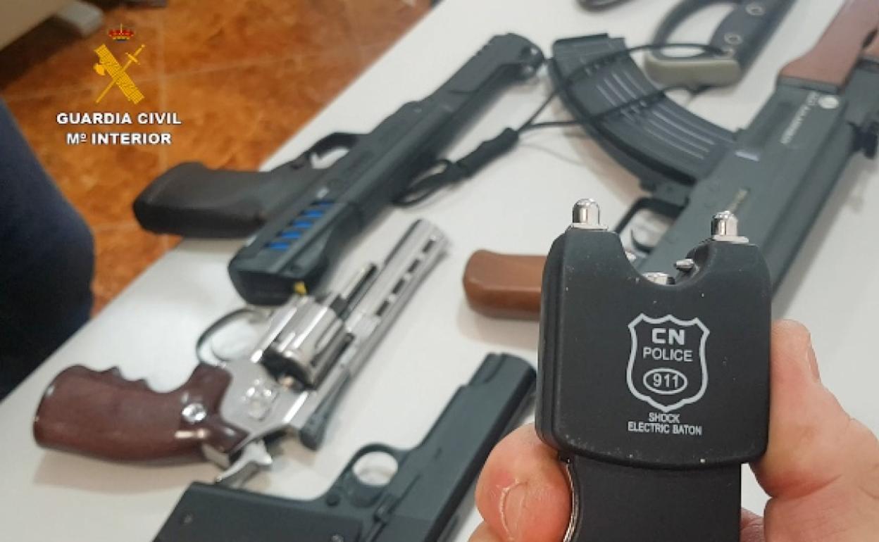 Armas decomisadas a los detenidos. 