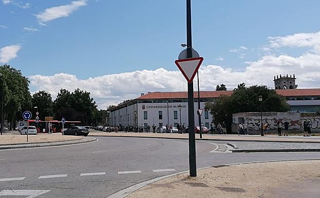 Imagen principal - Vacunas covid: Largas colas para las segundas dosis de la vacuna covid en Burgos capital