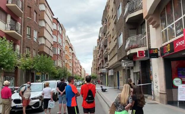 Los agentes han tenido que acordonar la calle. 