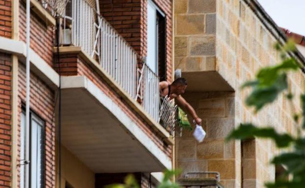 El hombre lanzando objetos desde su vivienda en Aranda de Duero.