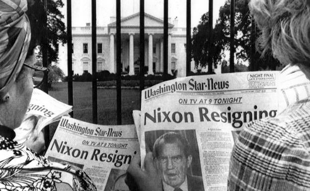 Dos mujeres leen ante la Casa Blanca el periódico del 8 de junio de 1974, con la dimisión de Nixon. 