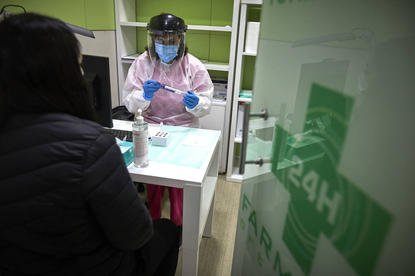 El farmacéutico se encarga de informar y captar pacientes para el estudio de las vacunas covid-19. 