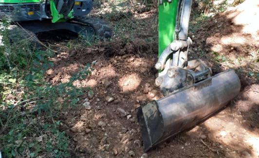 Una retroexcavadora trabaja en el lugar donde se cree que está la fosa común. 