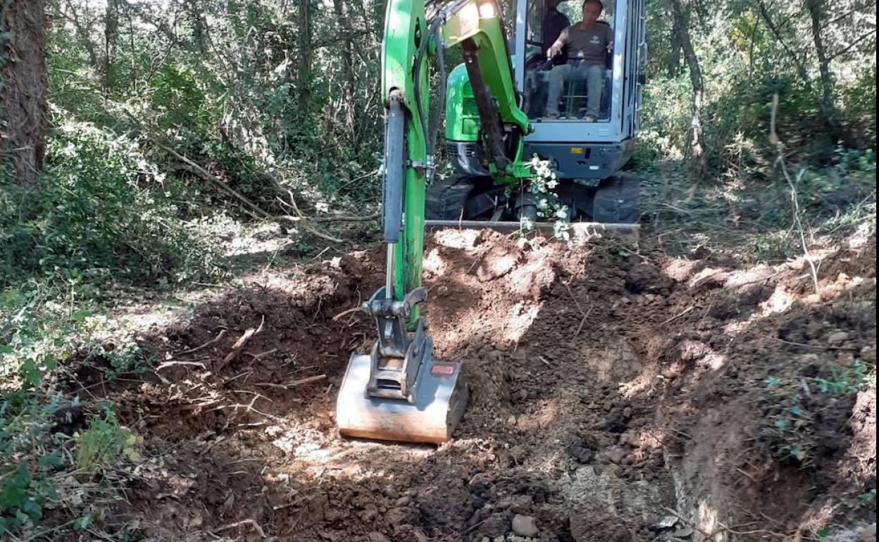 Los trabajos han comenzado con la retirada de tierra. 