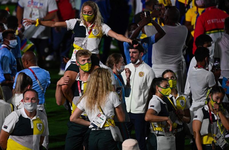 Los deportistas de los distintos países se suman también a la ceremonia de clausura.