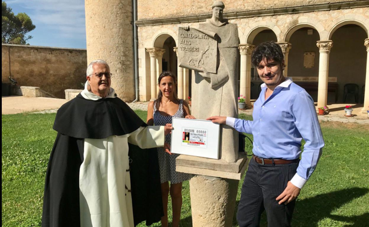 Jesús Blanco, director de la ONCE Burgos (derecha), Lidia Arribas, alcaldesa de Caleruega, y Arsenio Gutiérrez, prior del Monasterio de Santo Domingo de Guzmán, junto a una de las estatuas del santo. 