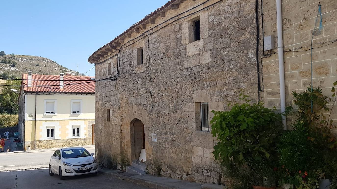 Imagen de la casa particular adquirida por el Ayuntamiento que se derribará para levantar el centro de astronomía. 