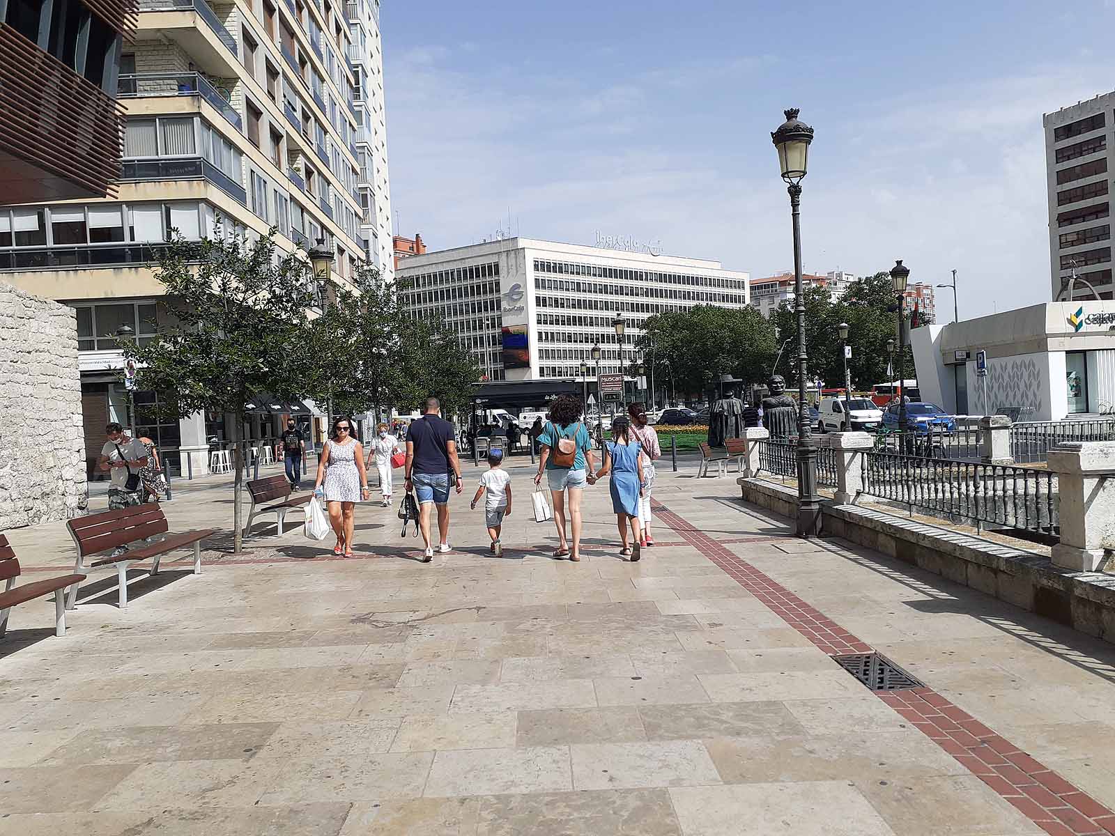 Los más pequeños se han protegido con gorras del intenso calor que hacía en la ciudad.
