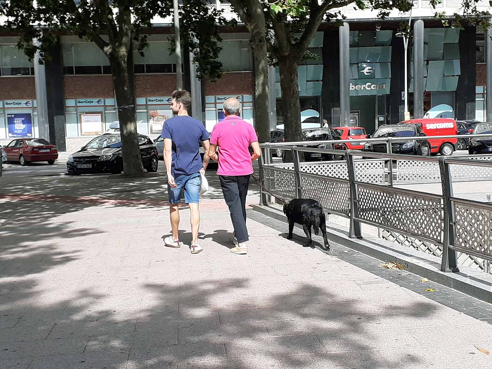 Los más pequeños se han protegido con gorras del intenso calor que hacía en la ciudad.