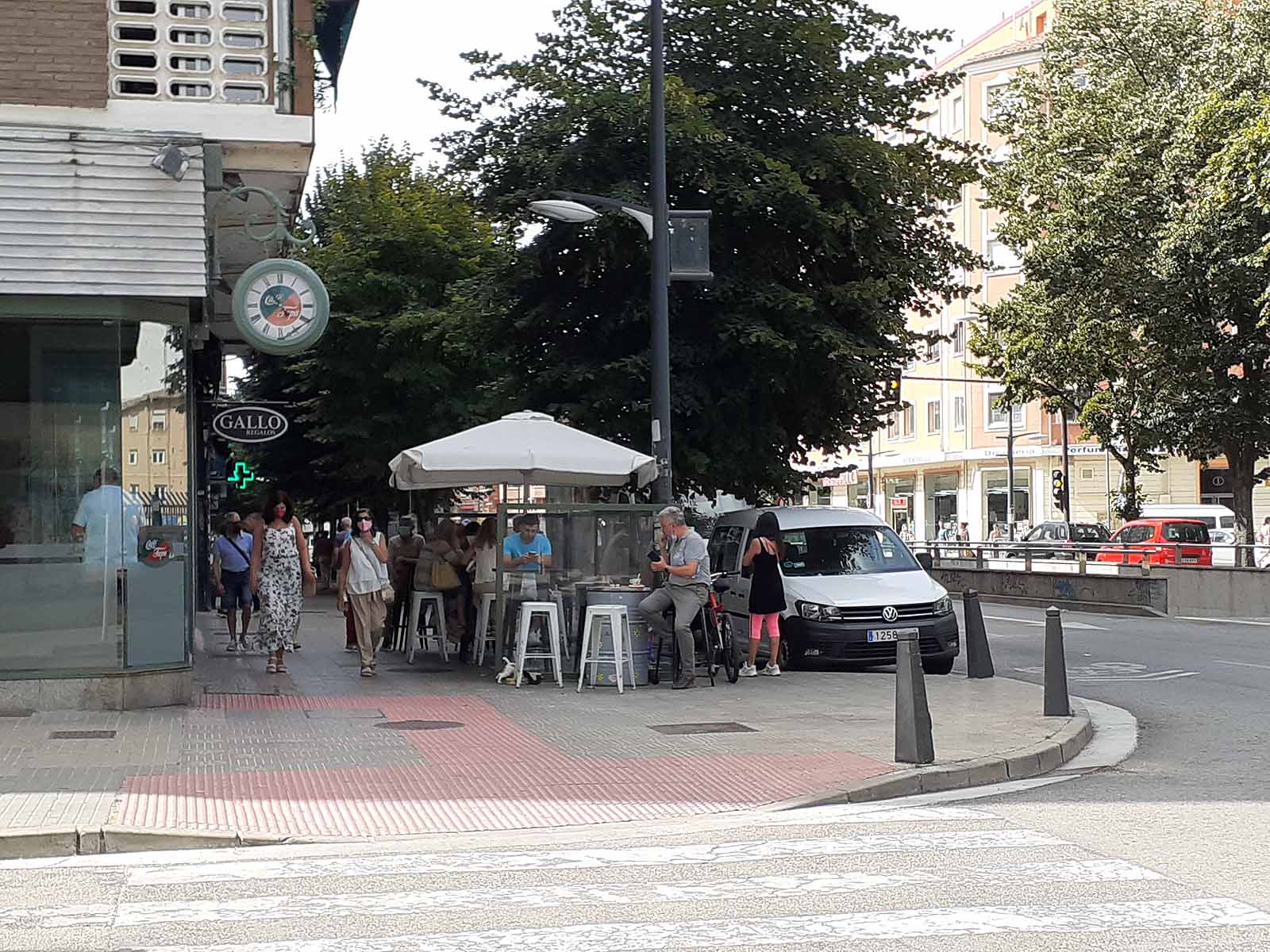 Los más pequeños se han protegido con gorras del intenso calor que hacía en la ciudad.
