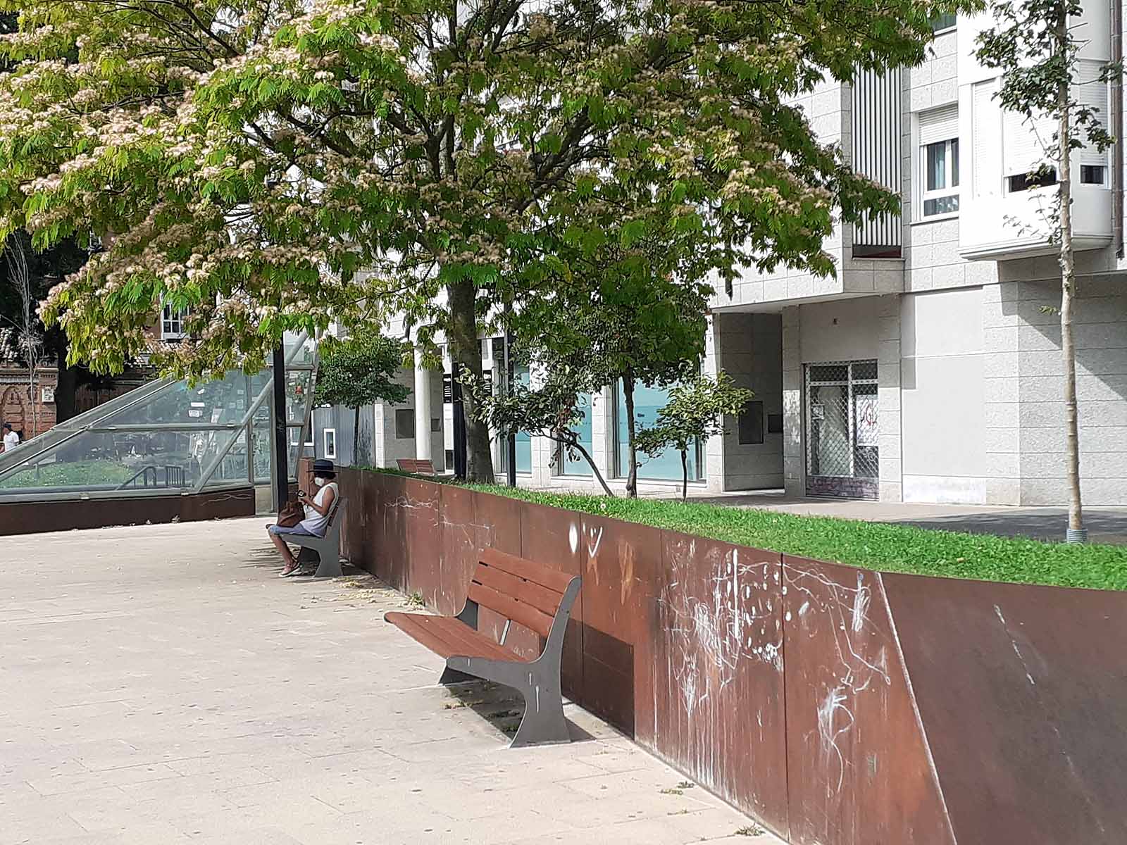 Los más pequeños se han protegido con gorras del intenso calor que hacía en la ciudad.