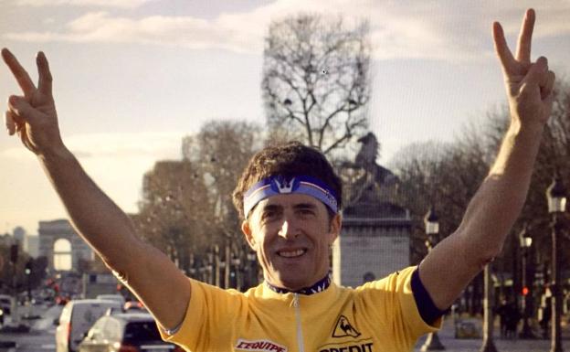 Perico Delgado celebra su triunfo en los Campos Elíseos de París. 