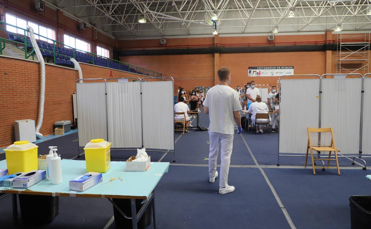 Imagen de la campaña de vacunación en el polideportivo de la UBU. 