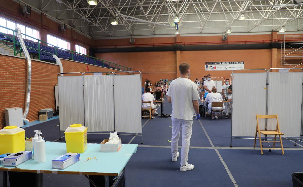 Punto de vacunación en el polideportivo de la UBU.