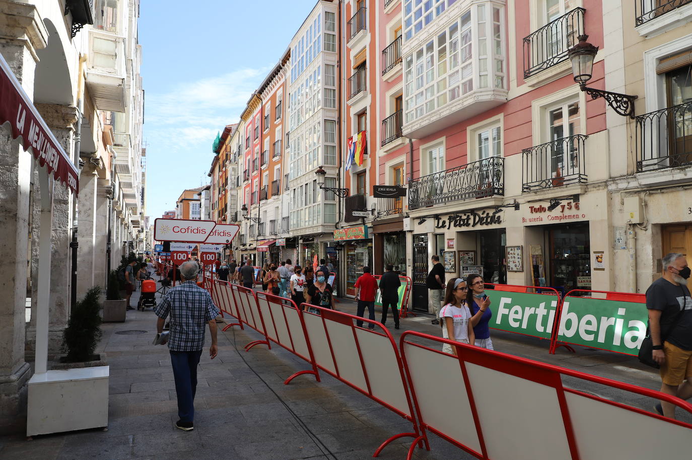 El vallado del final de la primera etapa cerca el acceso a sus negocios.