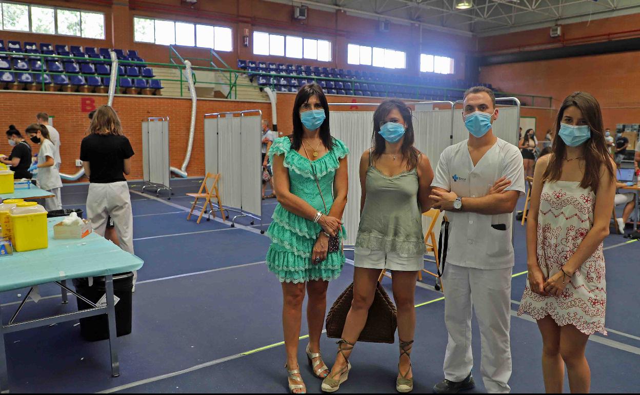 La dirección de Enfermería de la Gerencia de Atención Primaria de Burgos junto a un enfermero del equipo de vacunación frente a la covid-19.