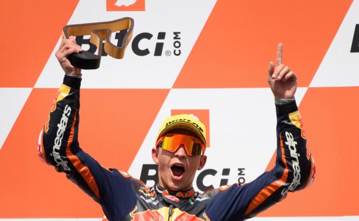 Raúl Fernández celebrando en el podio de Red Bull Ring