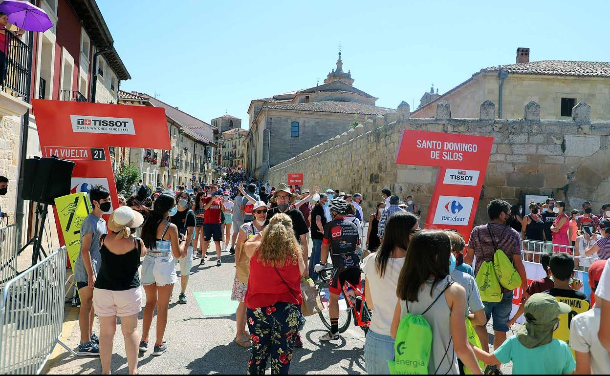 Aficionados al ciclismo se fotografían con los carteles del inicio de la etapa en Silos.