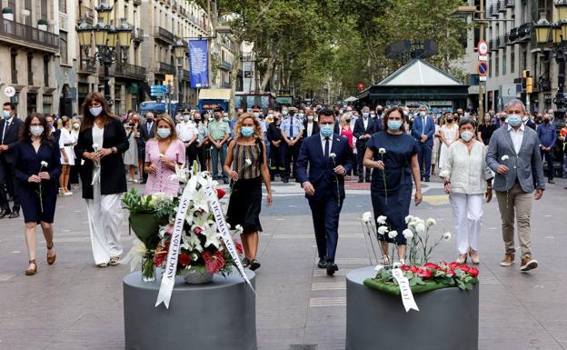 Aragonès, junto a Batet, Colau y la ministra de Transportes, deposita ayer una flor en homenaje a las víctimasde los atentados del 17-A. 