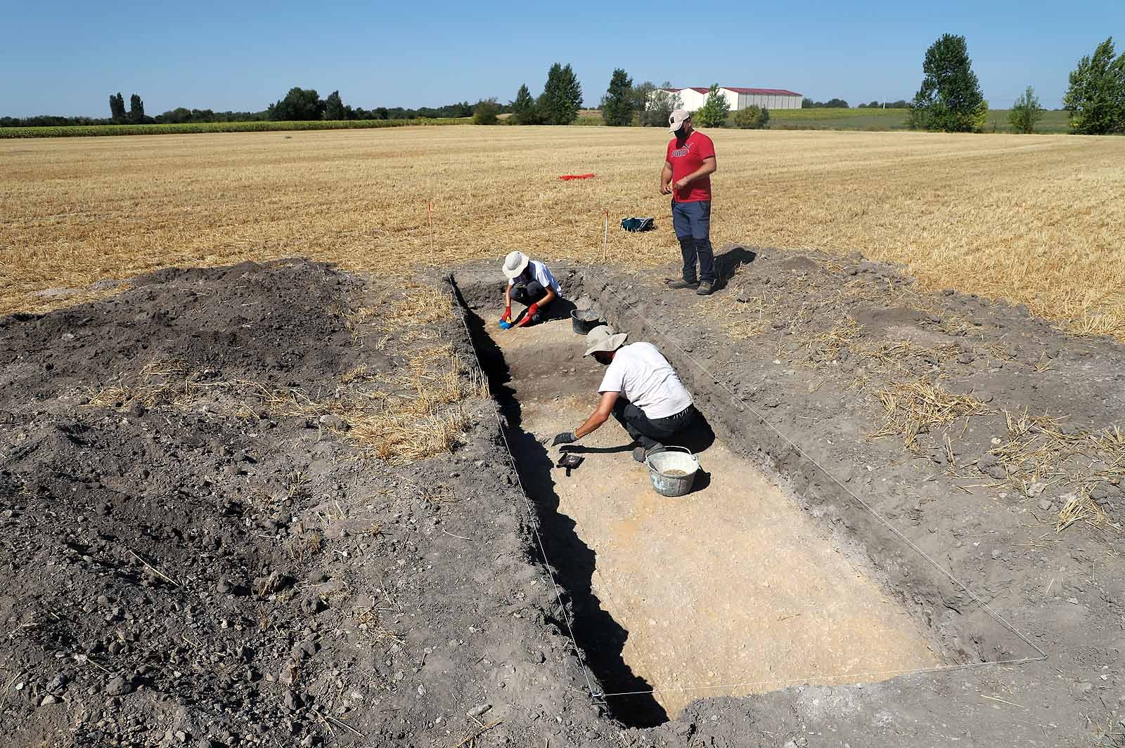 Un grupo de arqueólogos se traslada por quinto año para investigar un asedio romano.