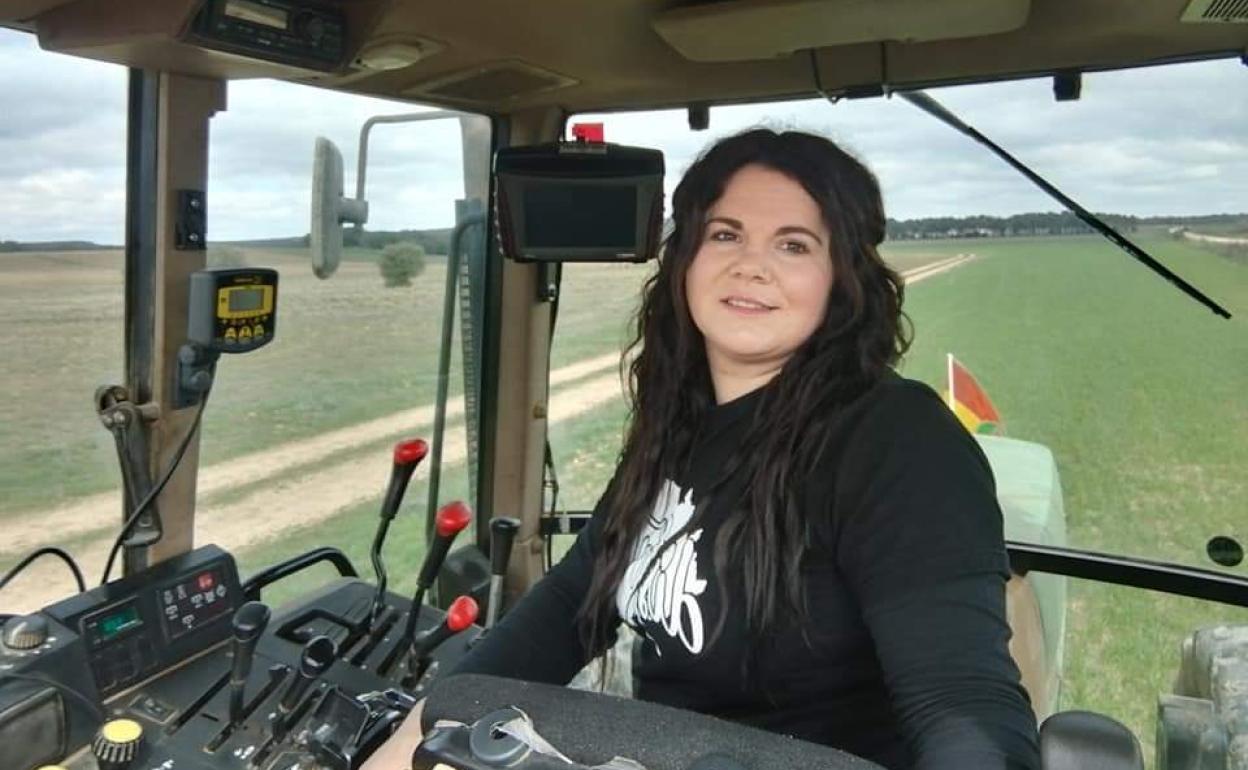 Ana Pastor muestra el tractor con el que realiza las labores agrícolas.